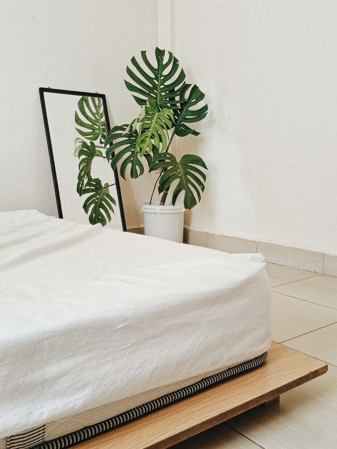 Alder Platform Bed — detail