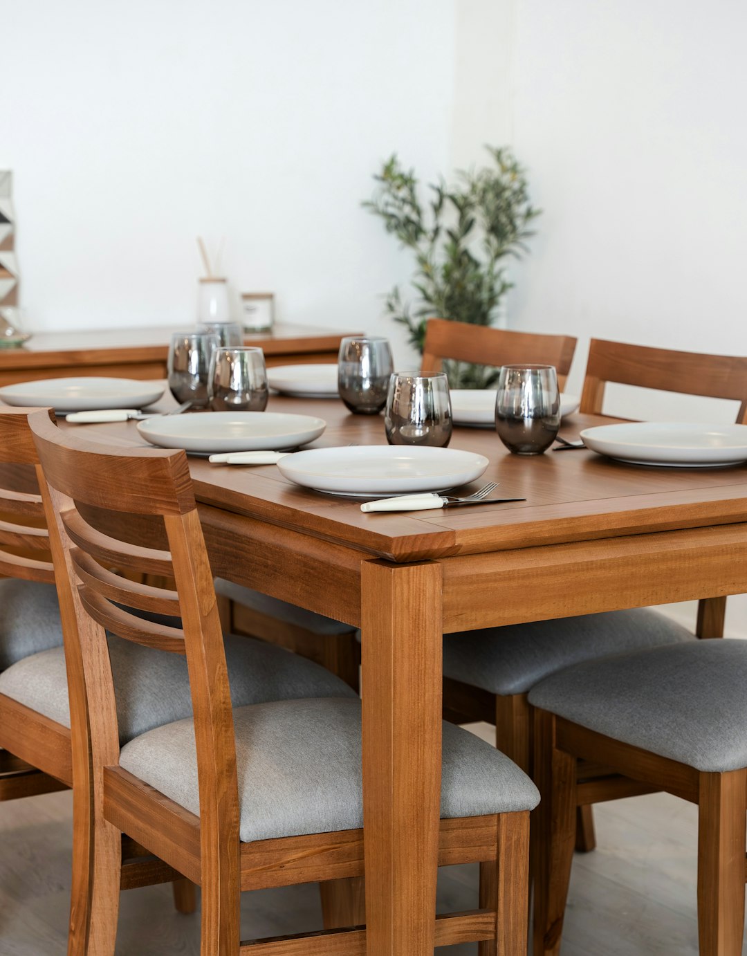 Extendable Oak Dining Table — detail