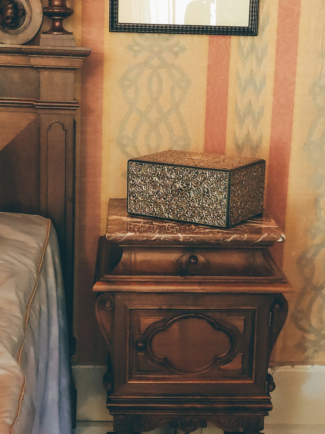 Rounded Nightstand — detail