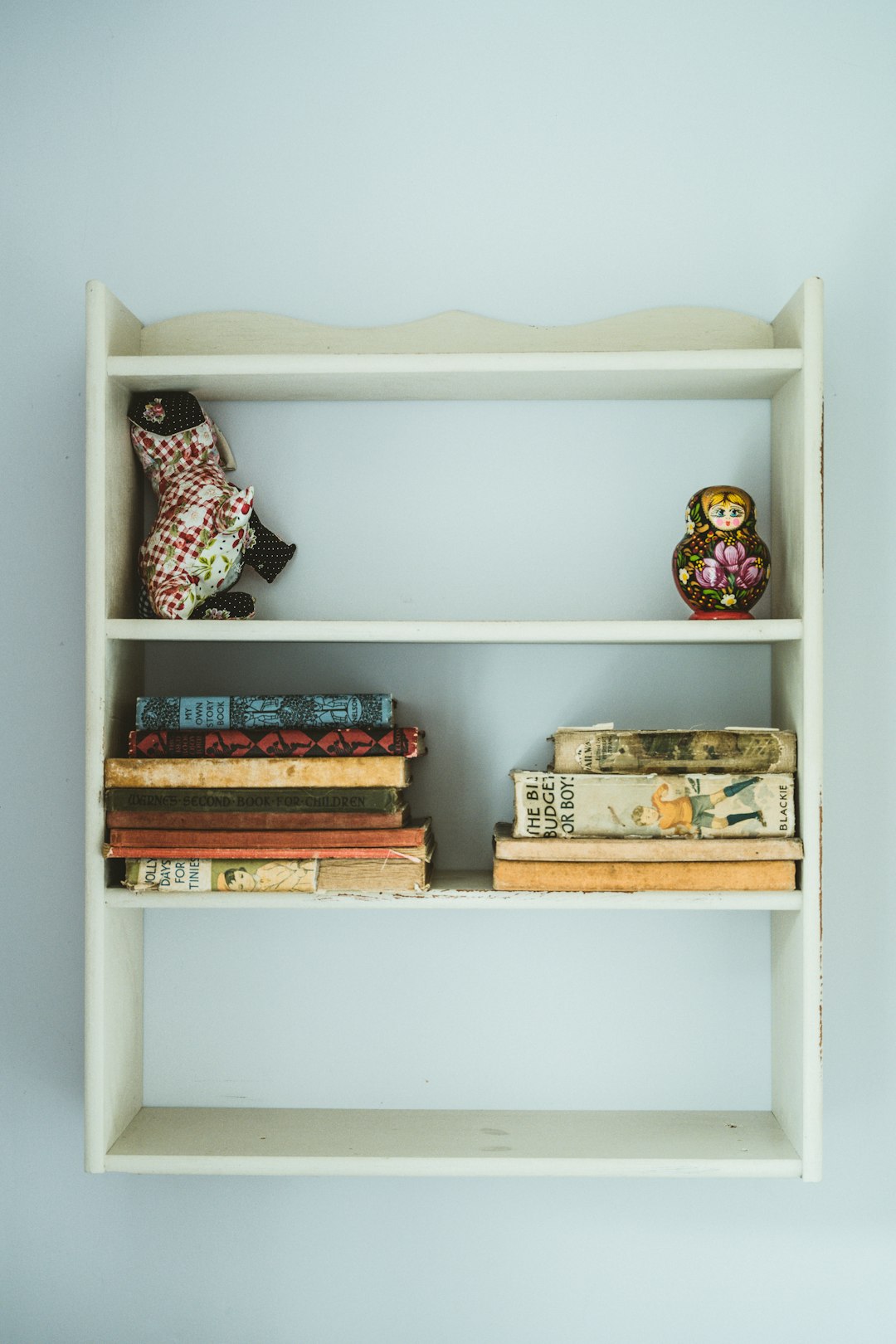 Wall-Mounted Kids Shelf — detail